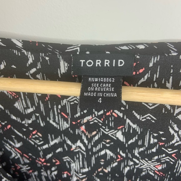 3/20$ Torrid size 4 floral tank. - Picture 2 of 4